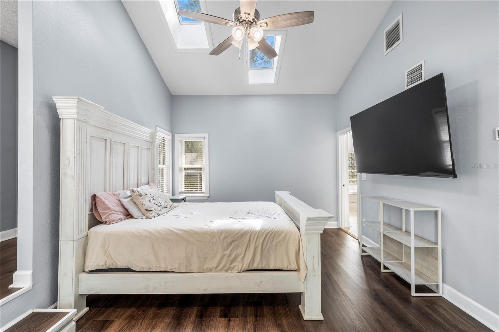 335 SANCTUARY DR — photo 26