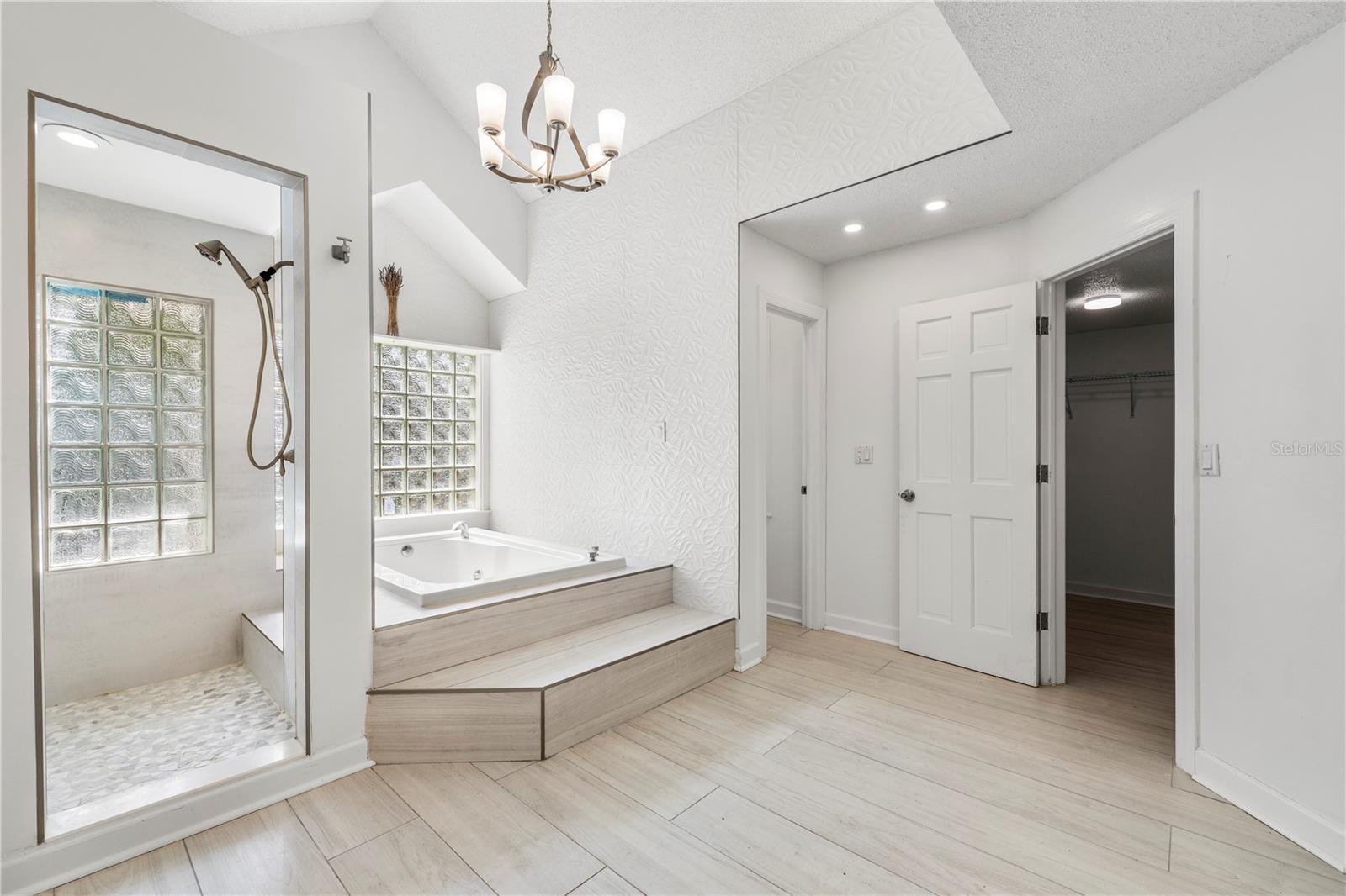 335 SANCTUARY DR — photo 38