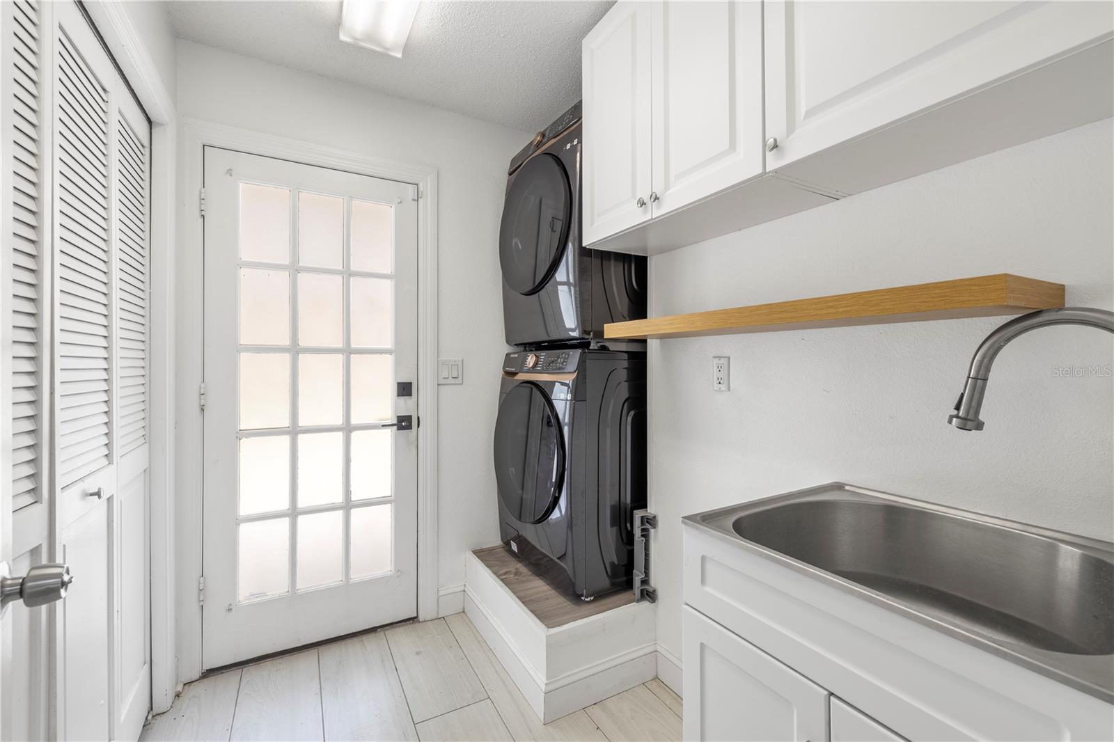 335 SANCTUARY DR — photo 43