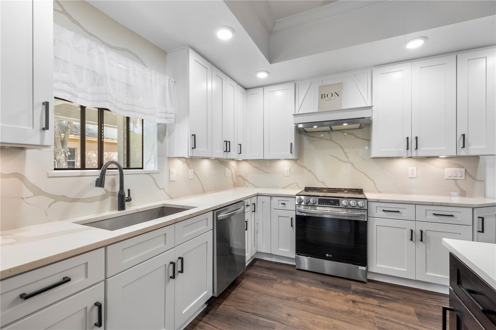 335 SANCTUARY DR — photo 20
