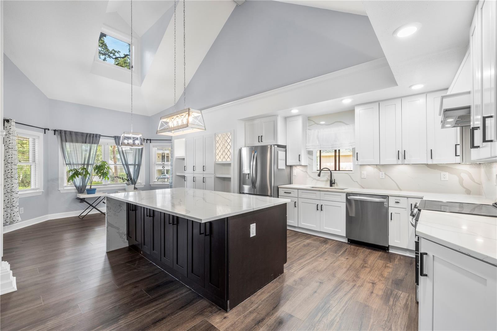 335 SANCTUARY DR — photo 16