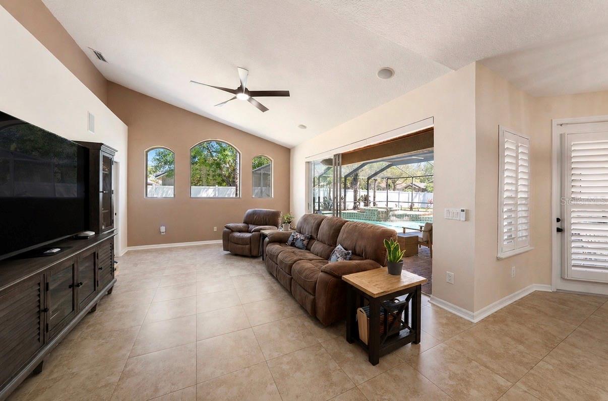 19328 AUTUMN WOODS AVE — photo 10