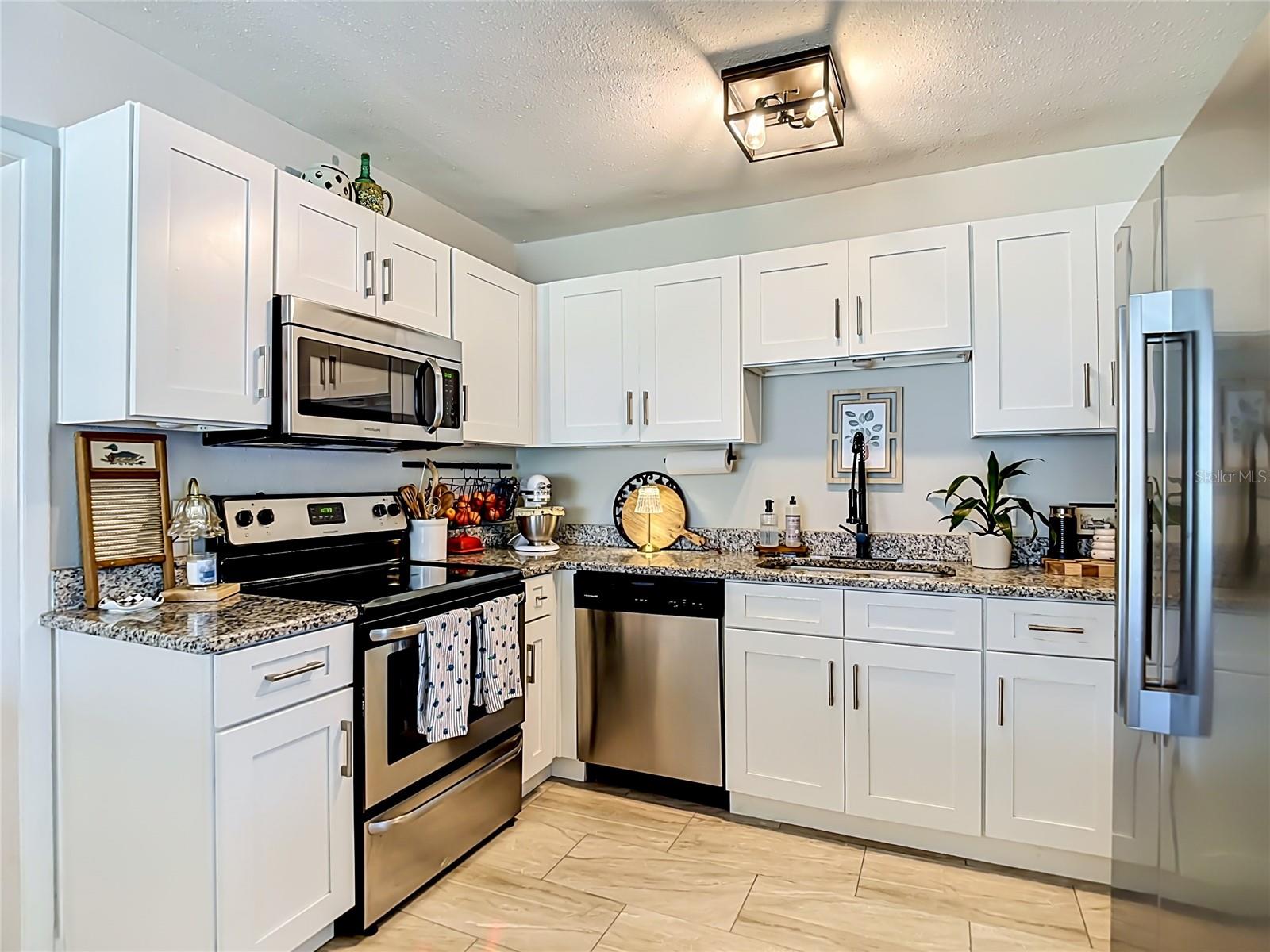 135 CONNIE AVE — photo 3