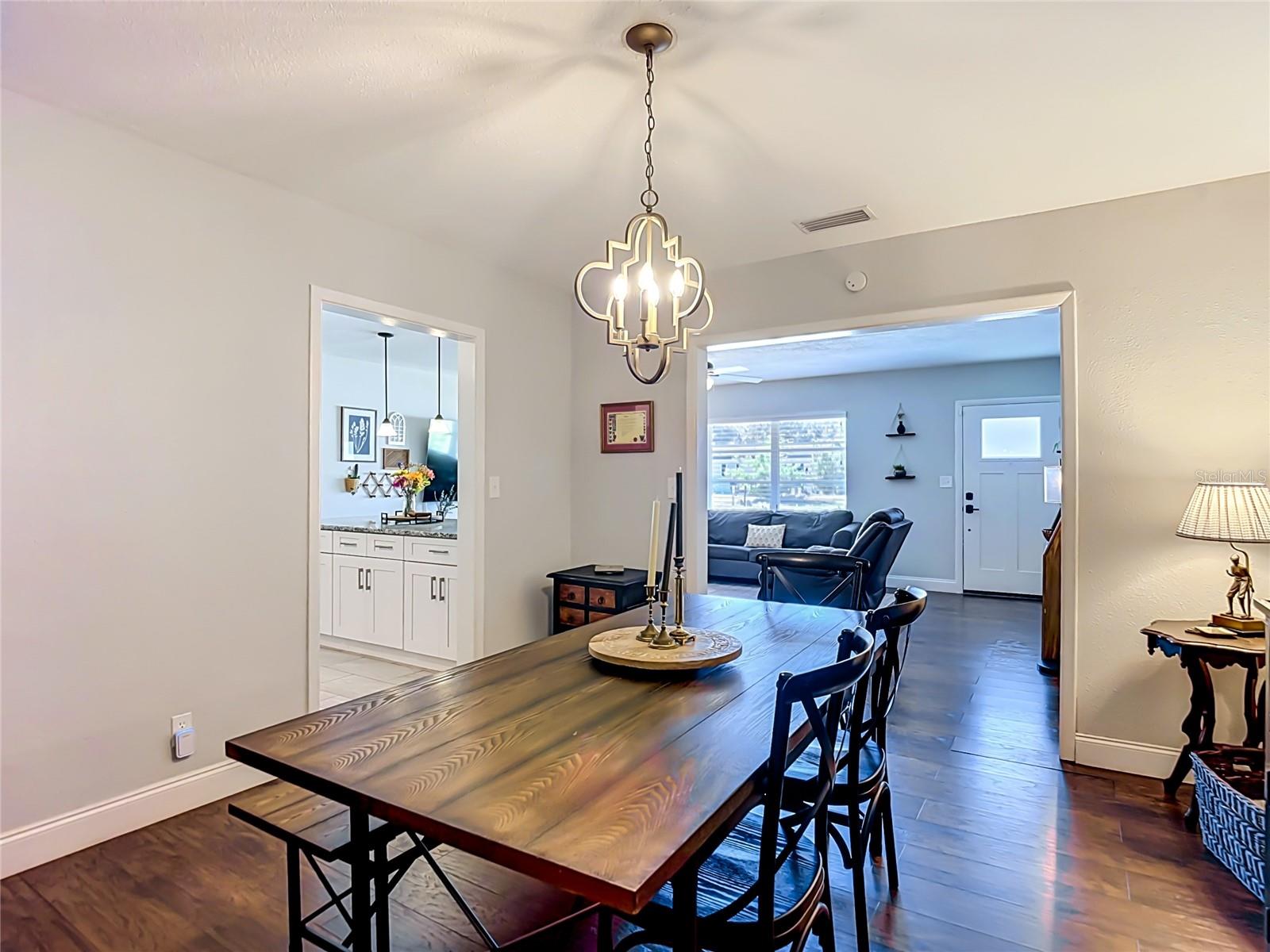 135 CONNIE AVE — photo 9