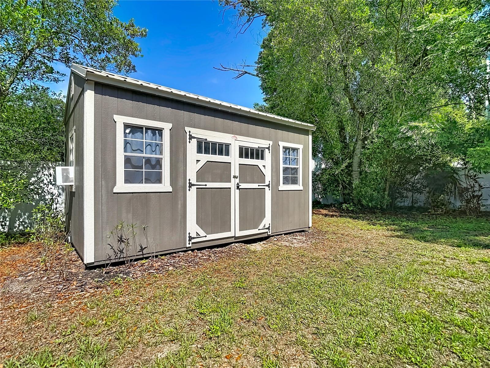 135 CONNIE AVE — photo 21
