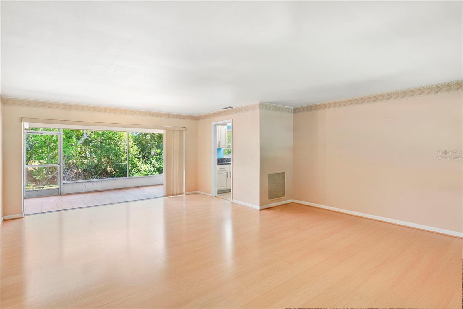 1413 EMBASSY DR — photo 7