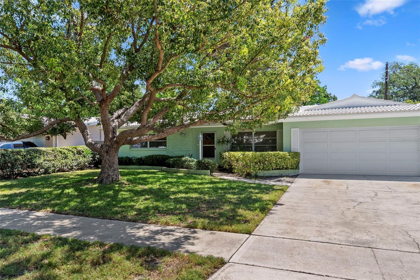 1413 EMBASSY DR — photo 20