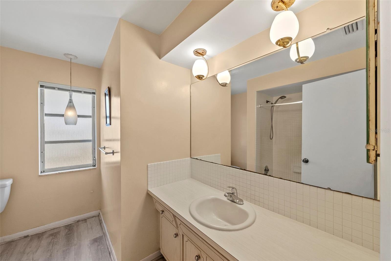 1413 EMBASSY DR — photo 13