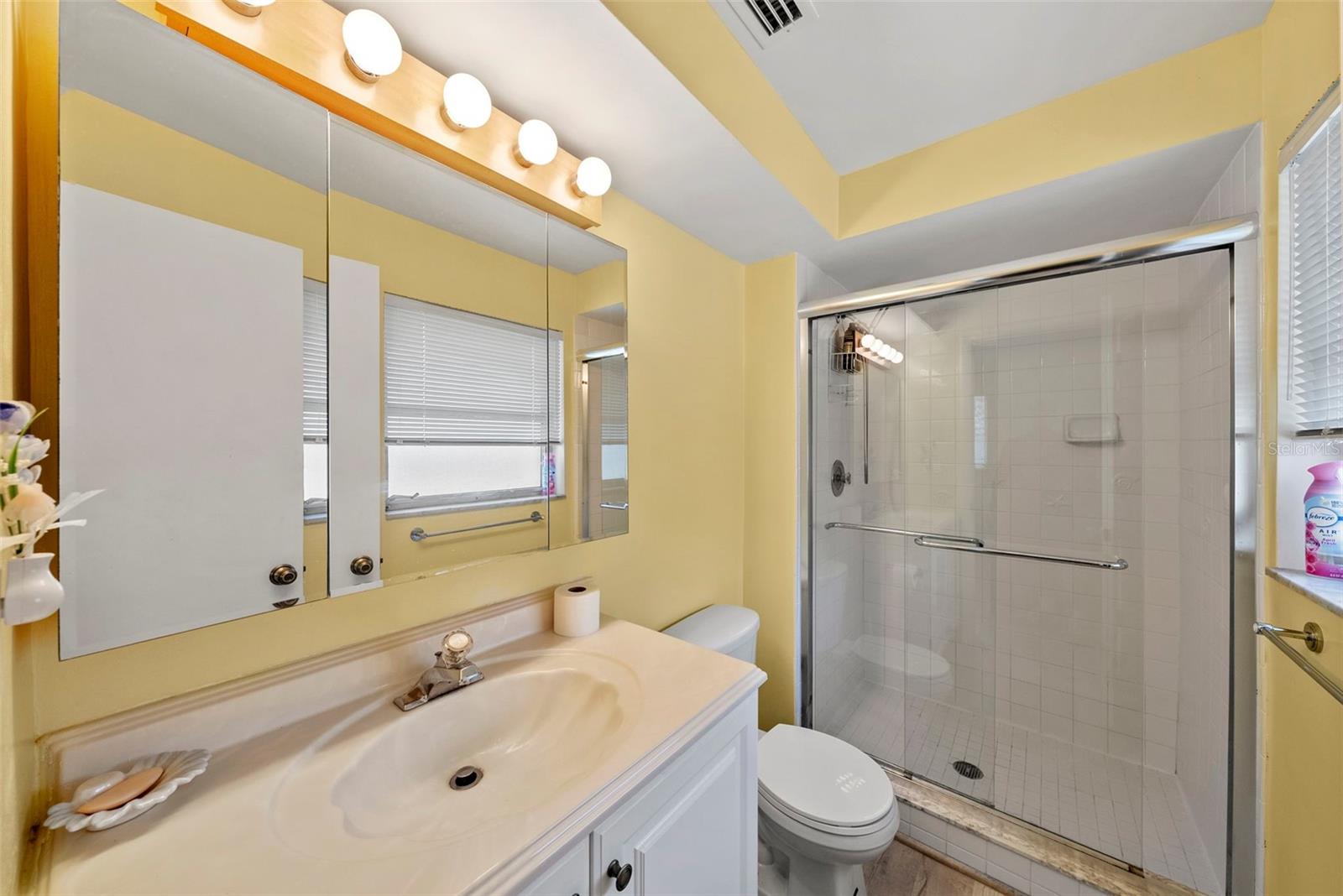 1413 EMBASSY DR — photo 12