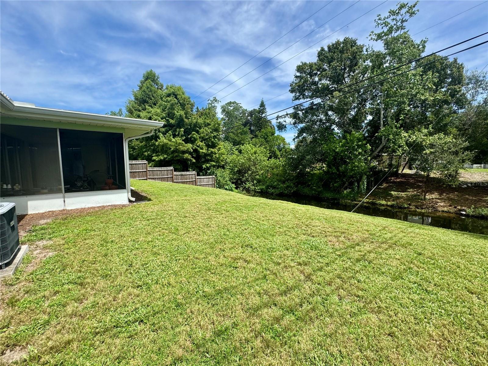 1413 EMBASSY DR — photo 4