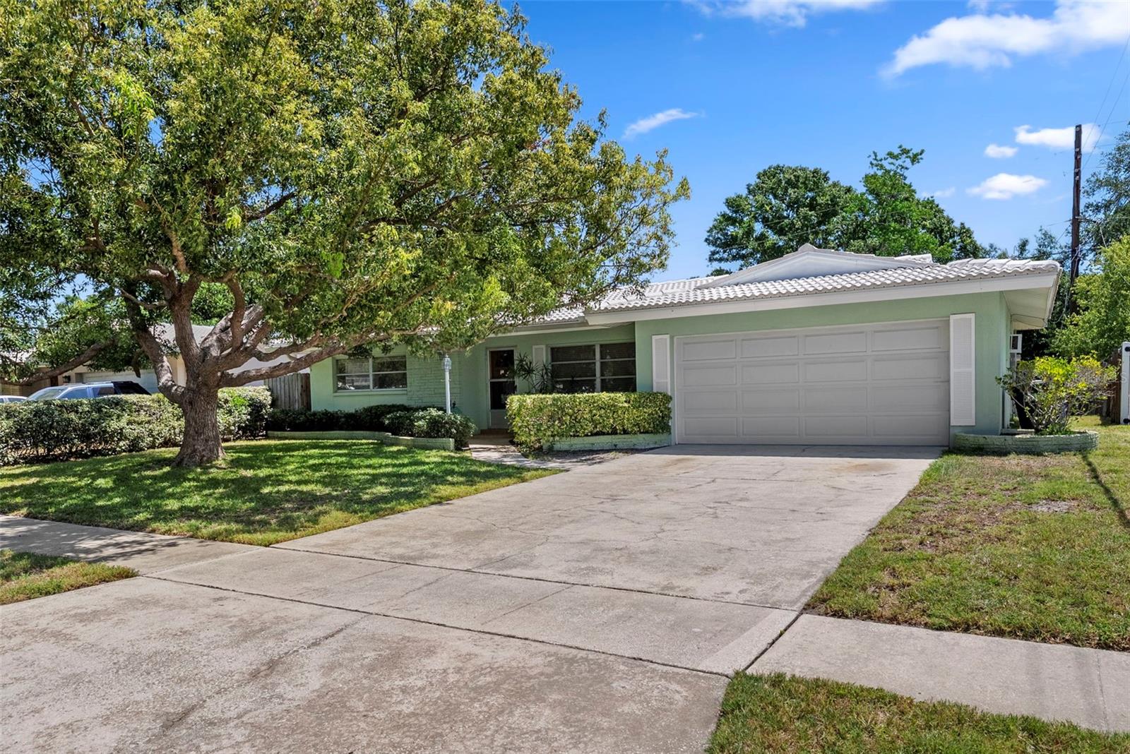 1413 EMBASSY DR — photo 2