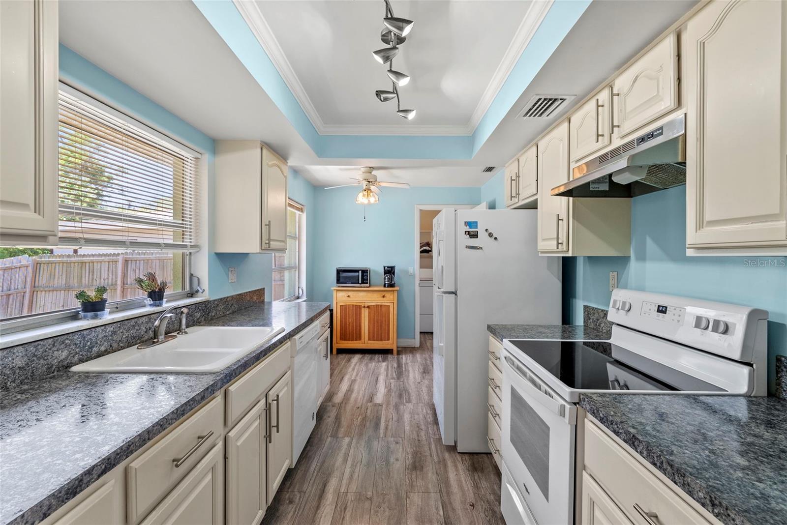 1413 EMBASSY DR — photo 8