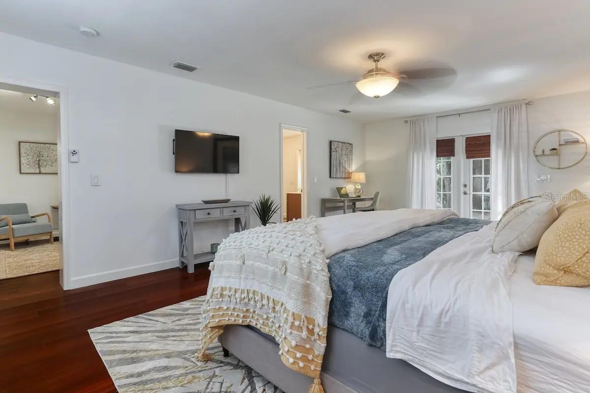 4014 W PALMIRA AVE — photo 26
