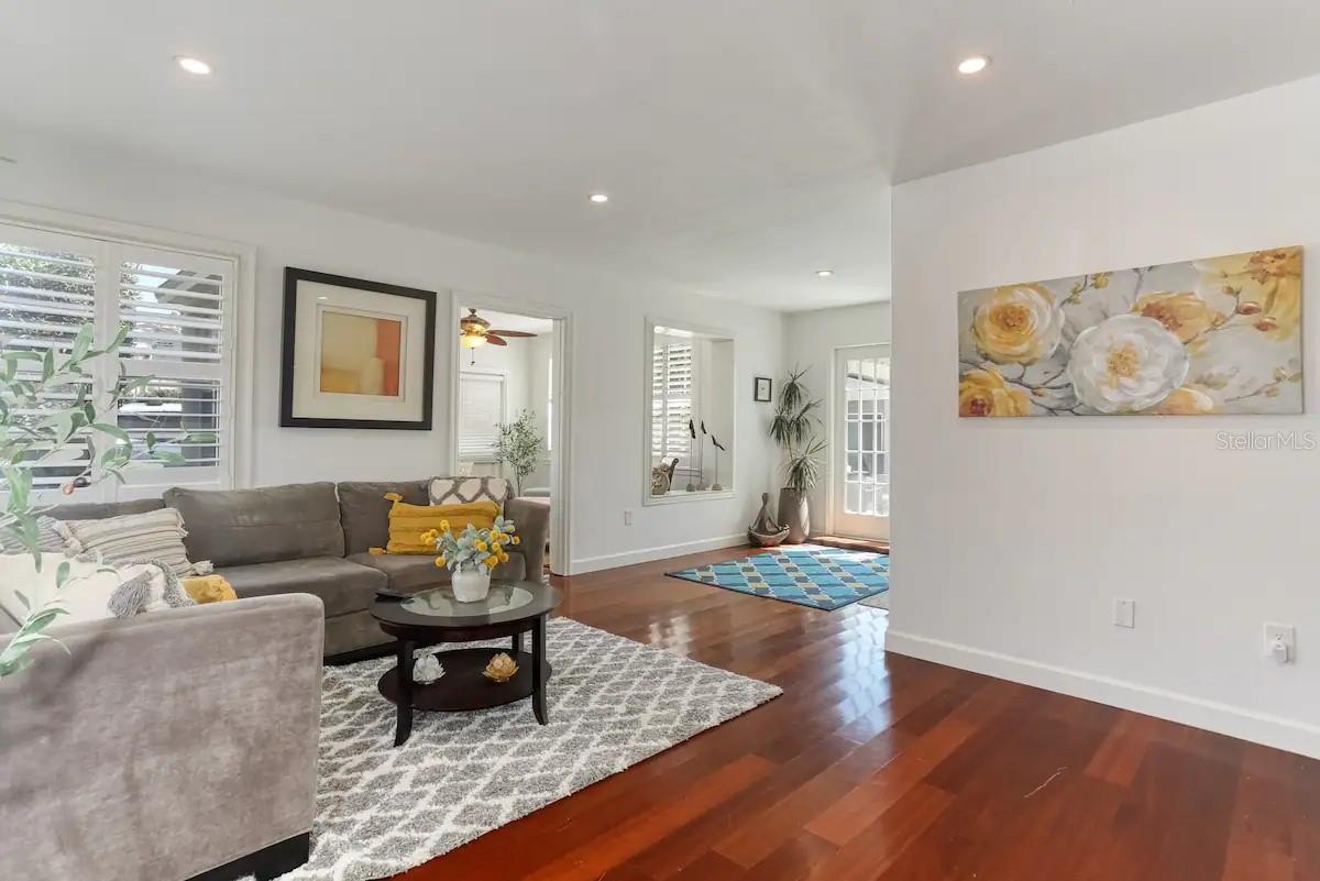 4014 W PALMIRA AVE — photo 8