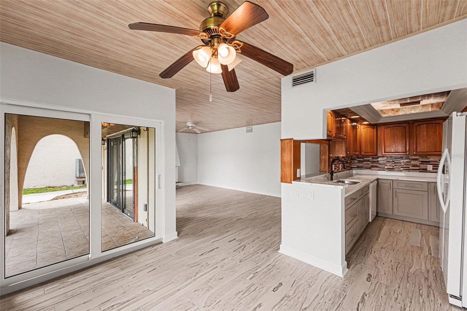 546 PLAZA SEVILLE CT #85 — photo 3