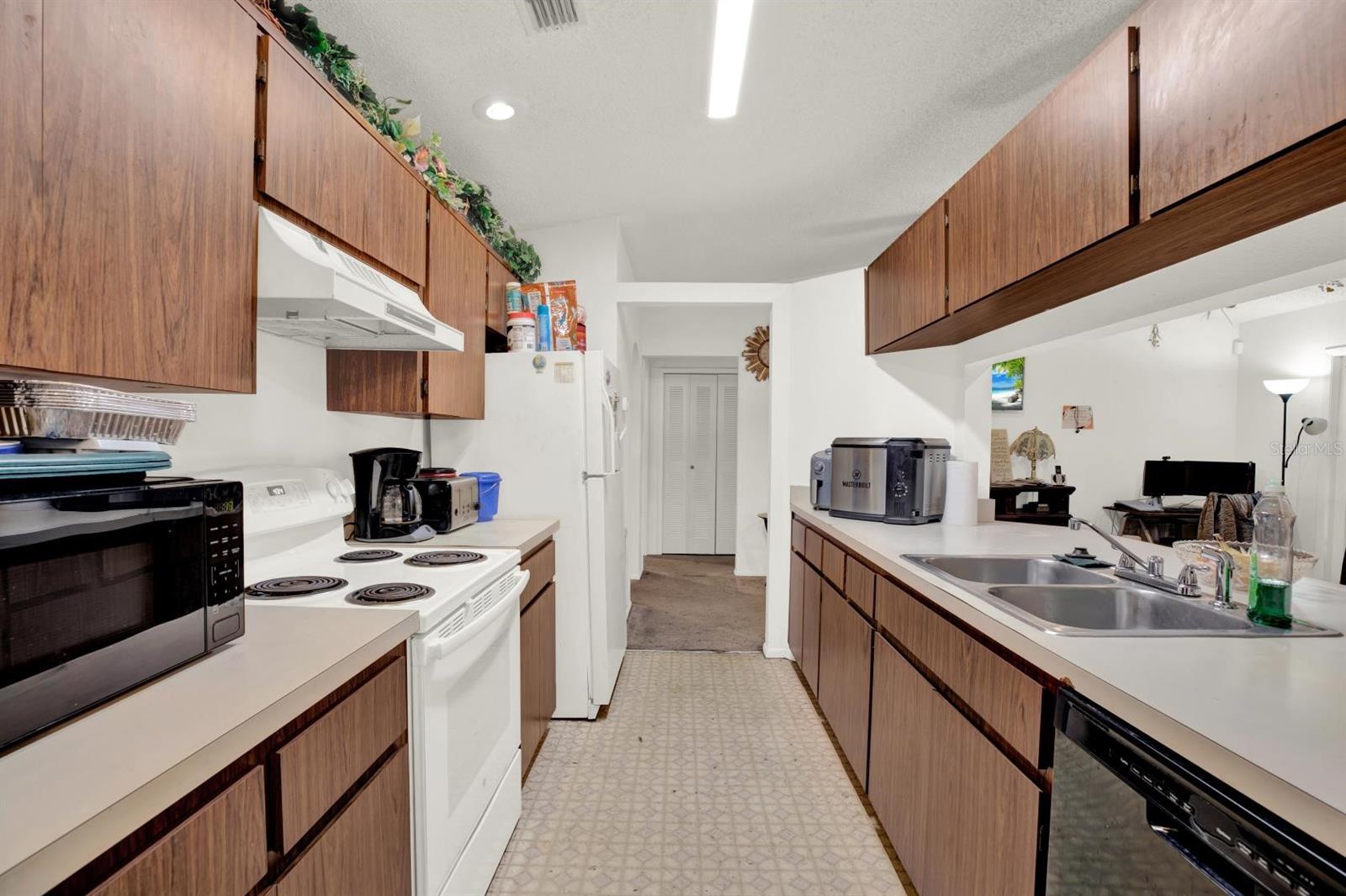 7502 GADSDEN DR — photo 4