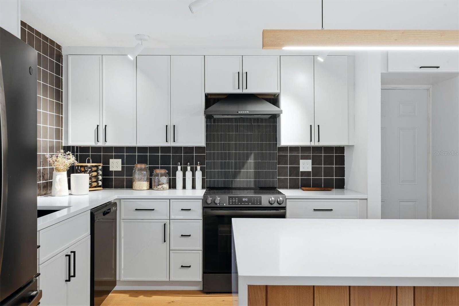 2513 CROTON AVE — photo 12