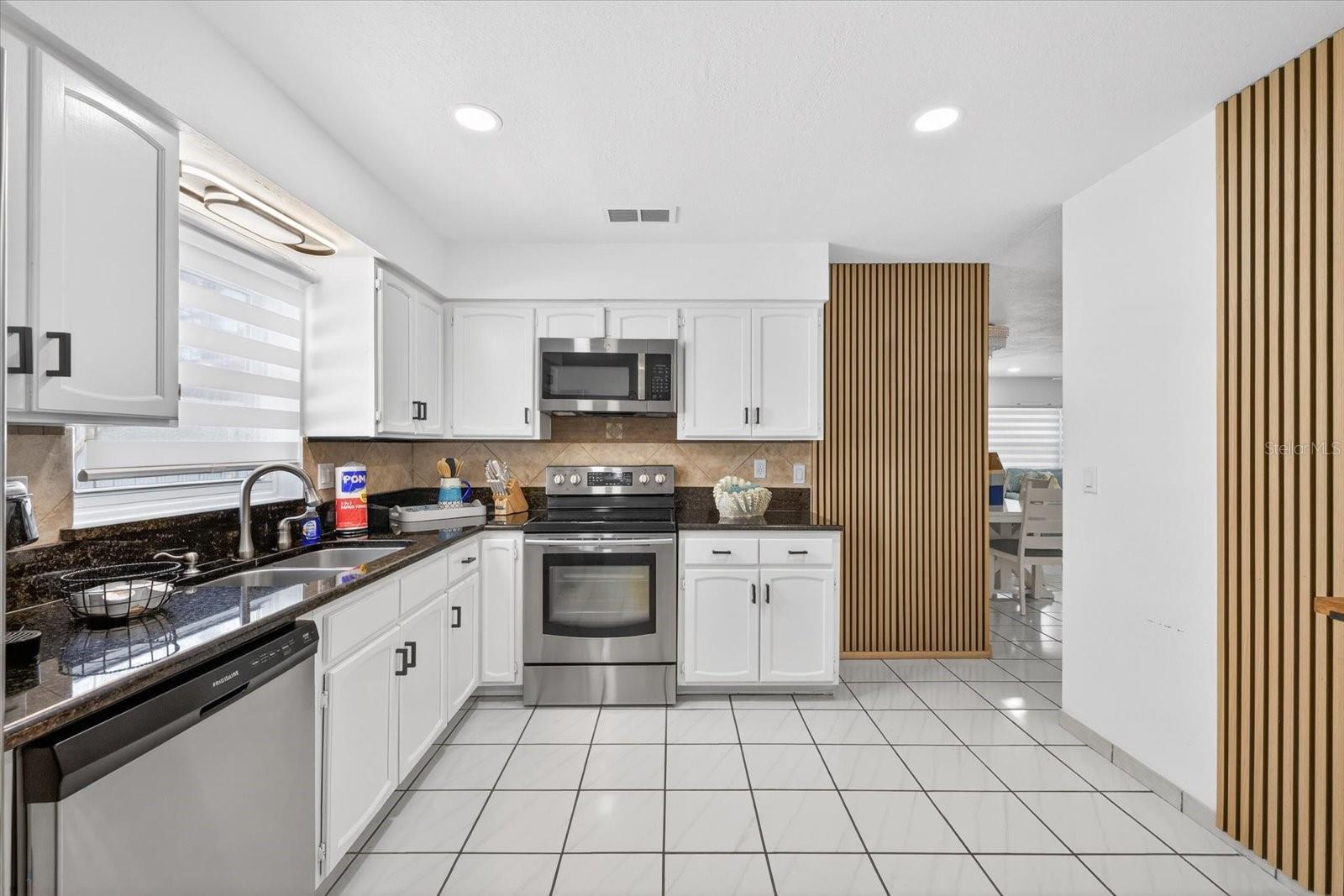 8902 N HAMNER AVE — photo 12
