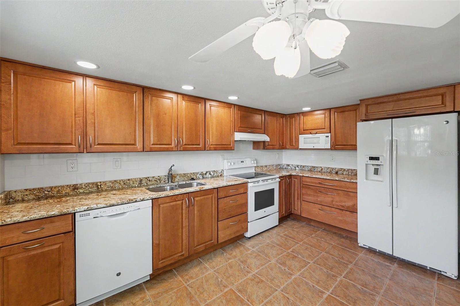 230 BALSAM DR — photo 12