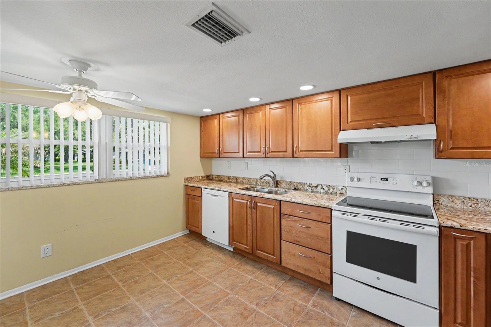 230 BALSAM DR — photo 11