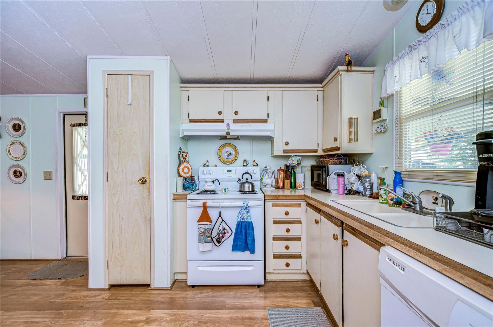 3843 DAMIAN DR — photo 15