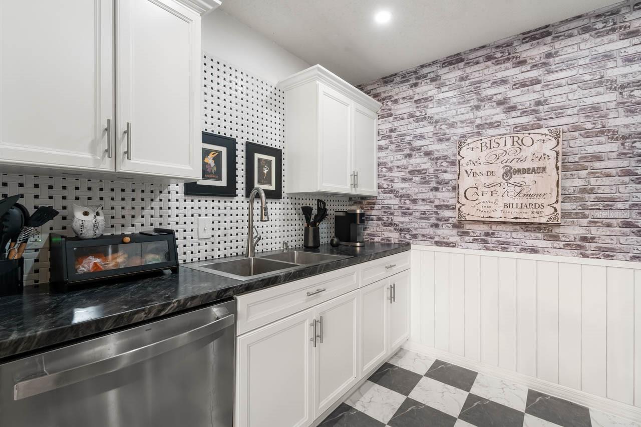 330 GLOUCESTER BLVD — photo 12