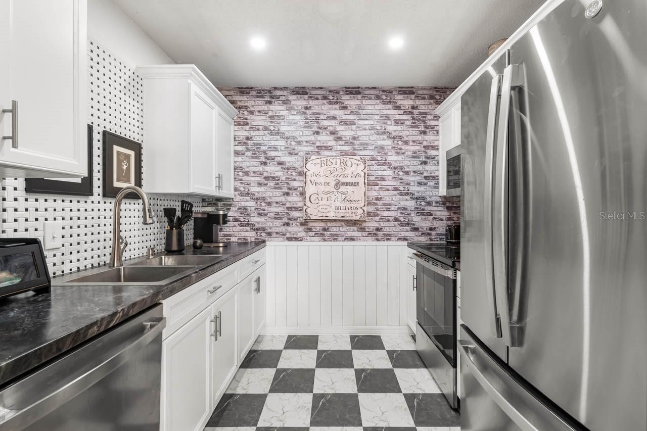 330 GLOUCESTER BLVD — photo 14