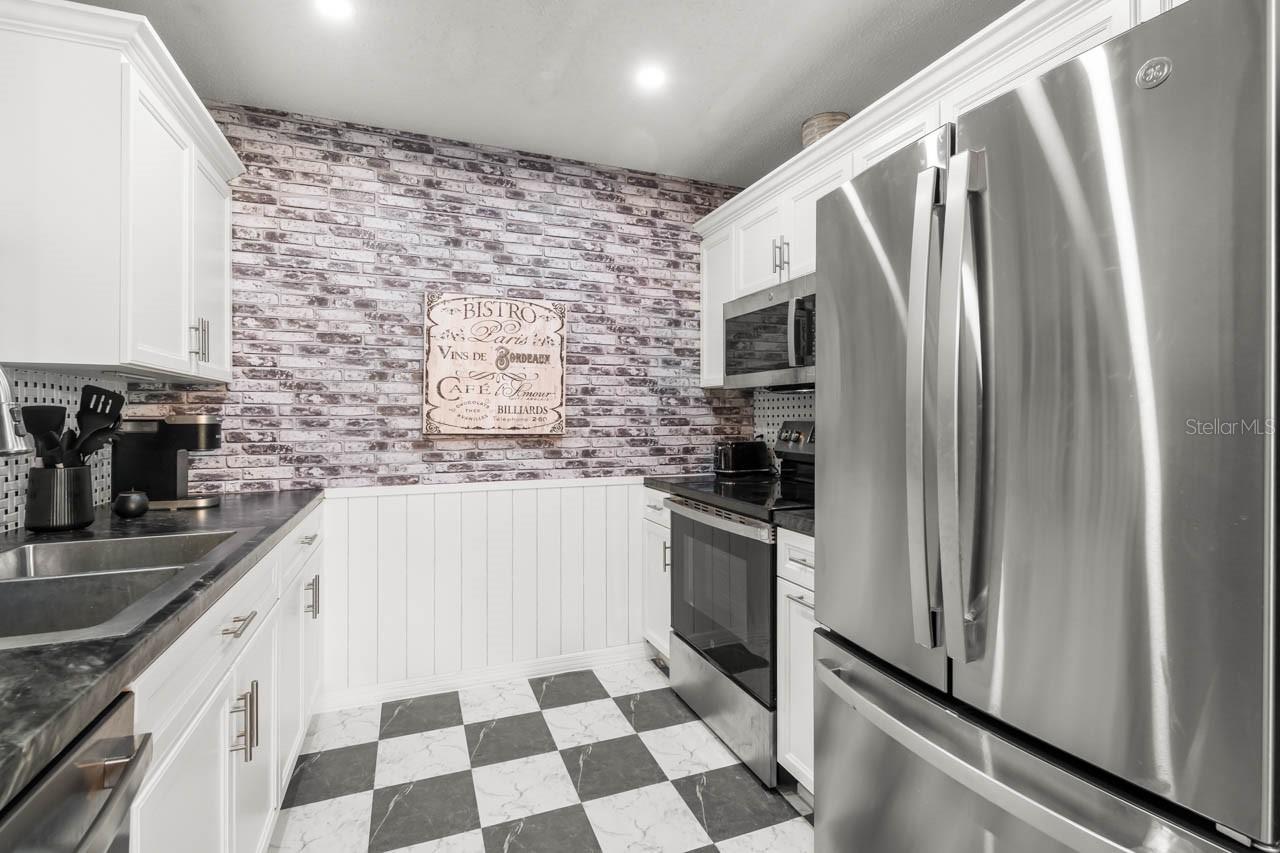 330 GLOUCESTER BLVD — photo 13