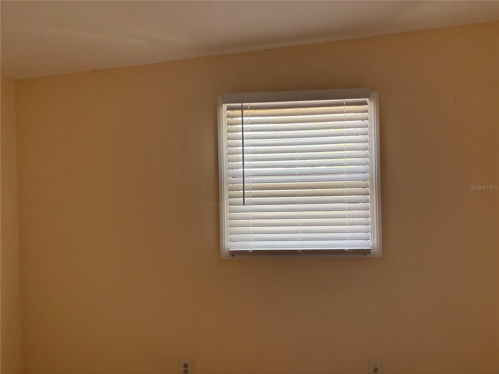 1320 LARSEN LN — photo 2
