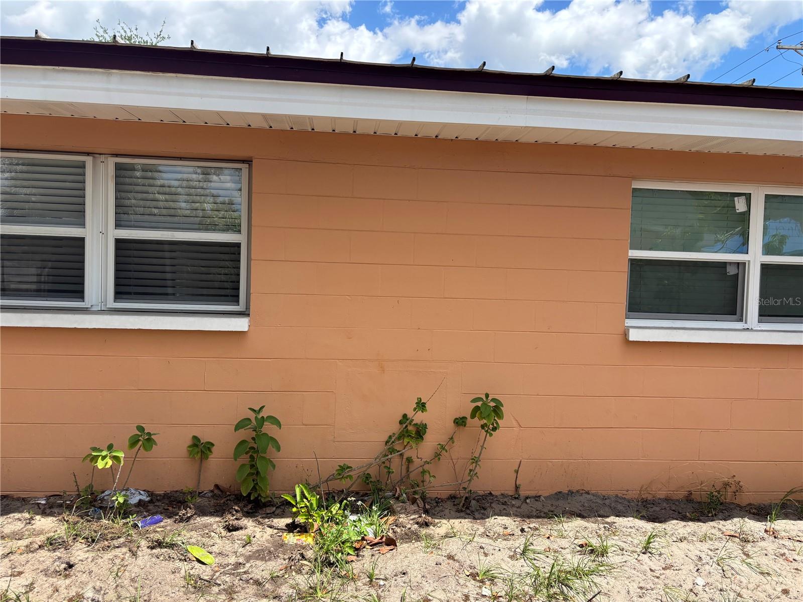 1320 LARSEN LN — photo 3
