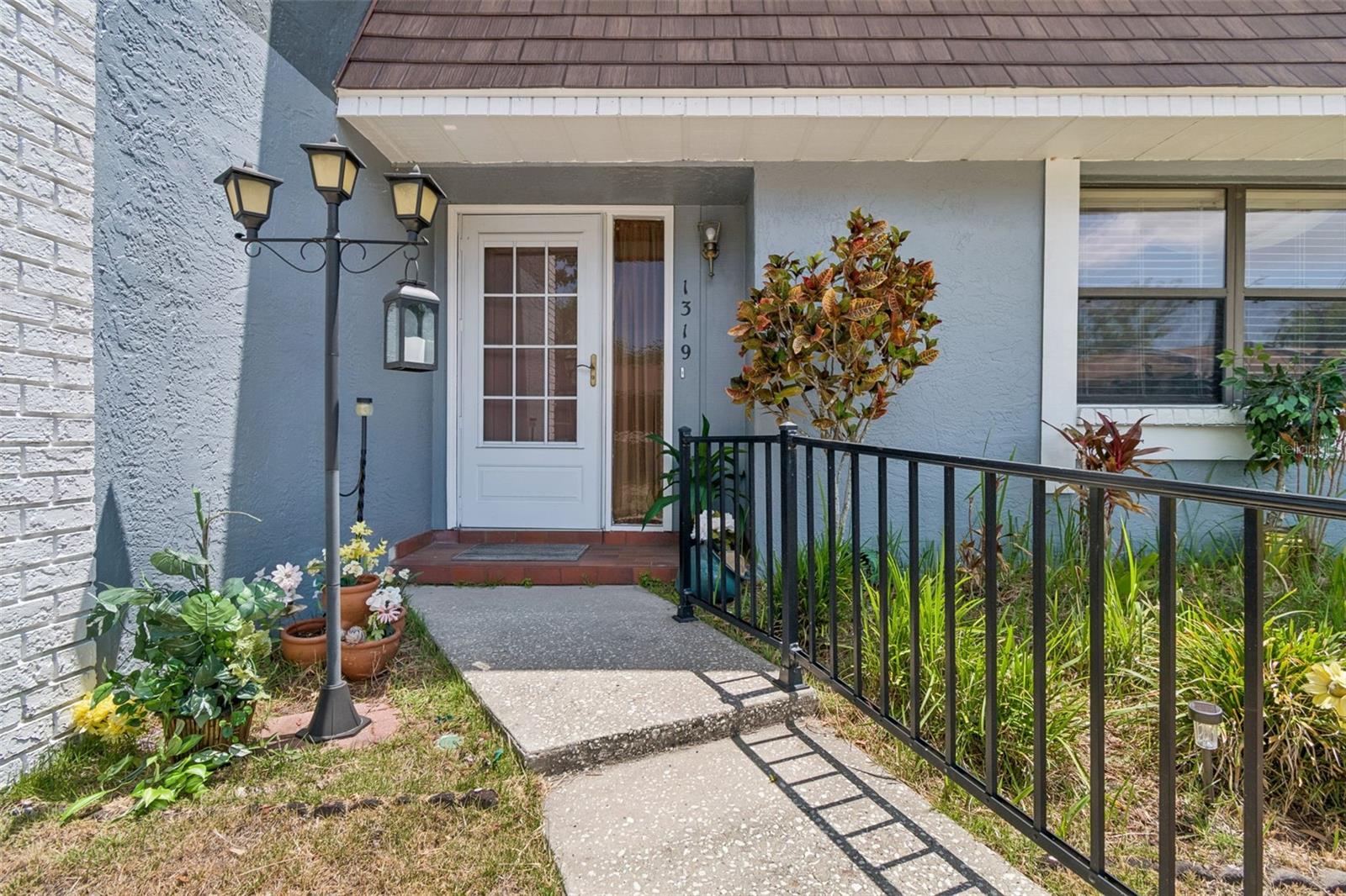 1319 ABBEY CRESCENT LN — photo 2