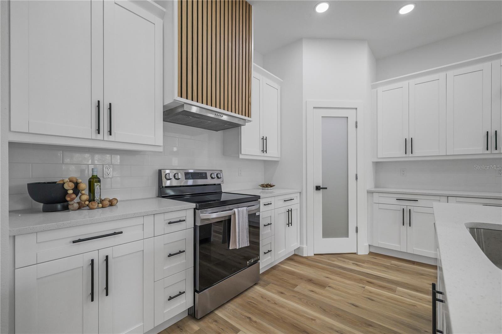 8526 INDIES DR — photo 11