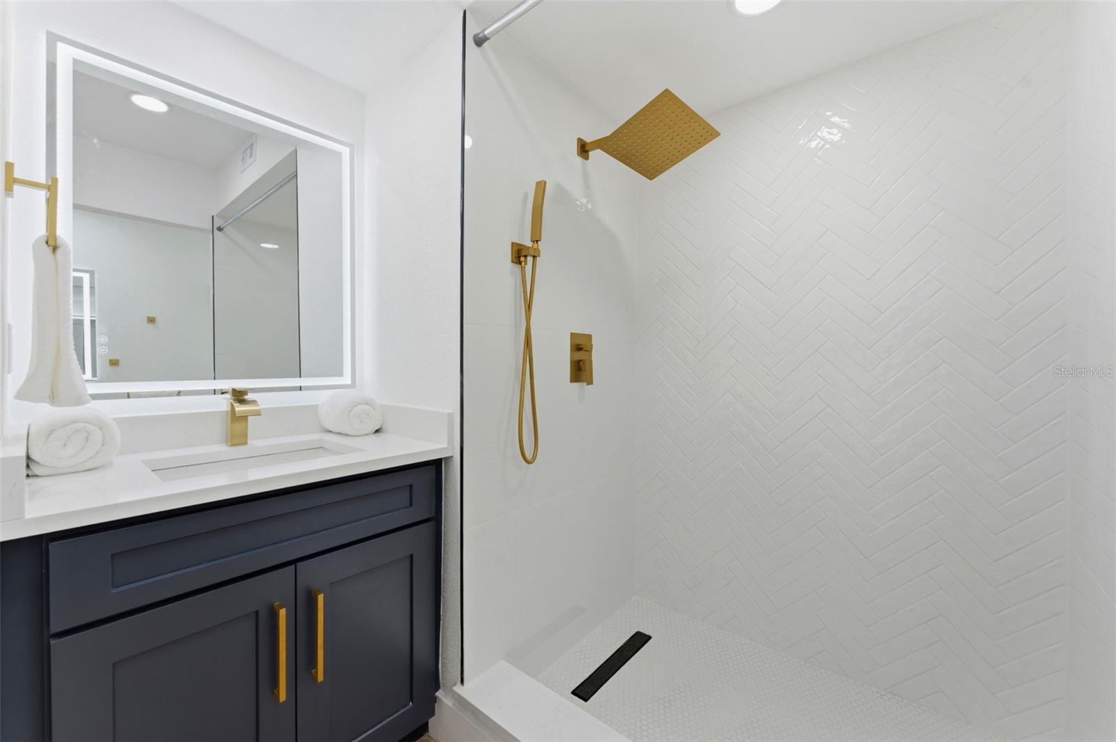 3917 E EDEN ROC CIR — photo 12