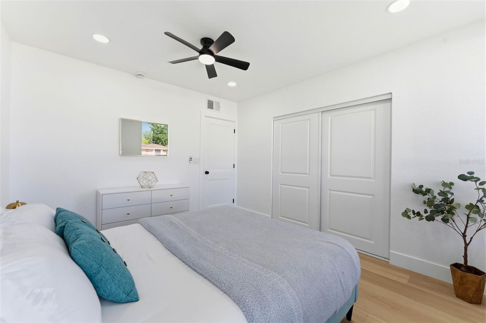 3917 E EDEN ROC CIR — photo 37