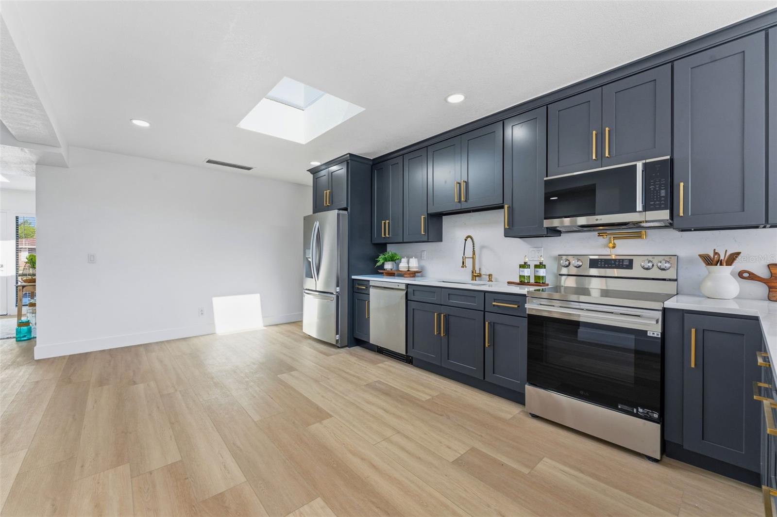 3917 E EDEN ROC CIR — photo 41