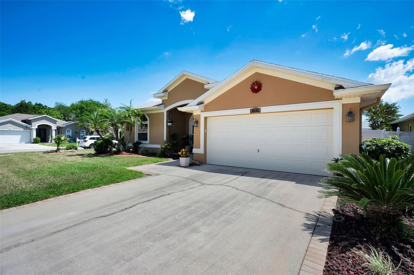 8202 WILD OAKS CIR — photo 8
