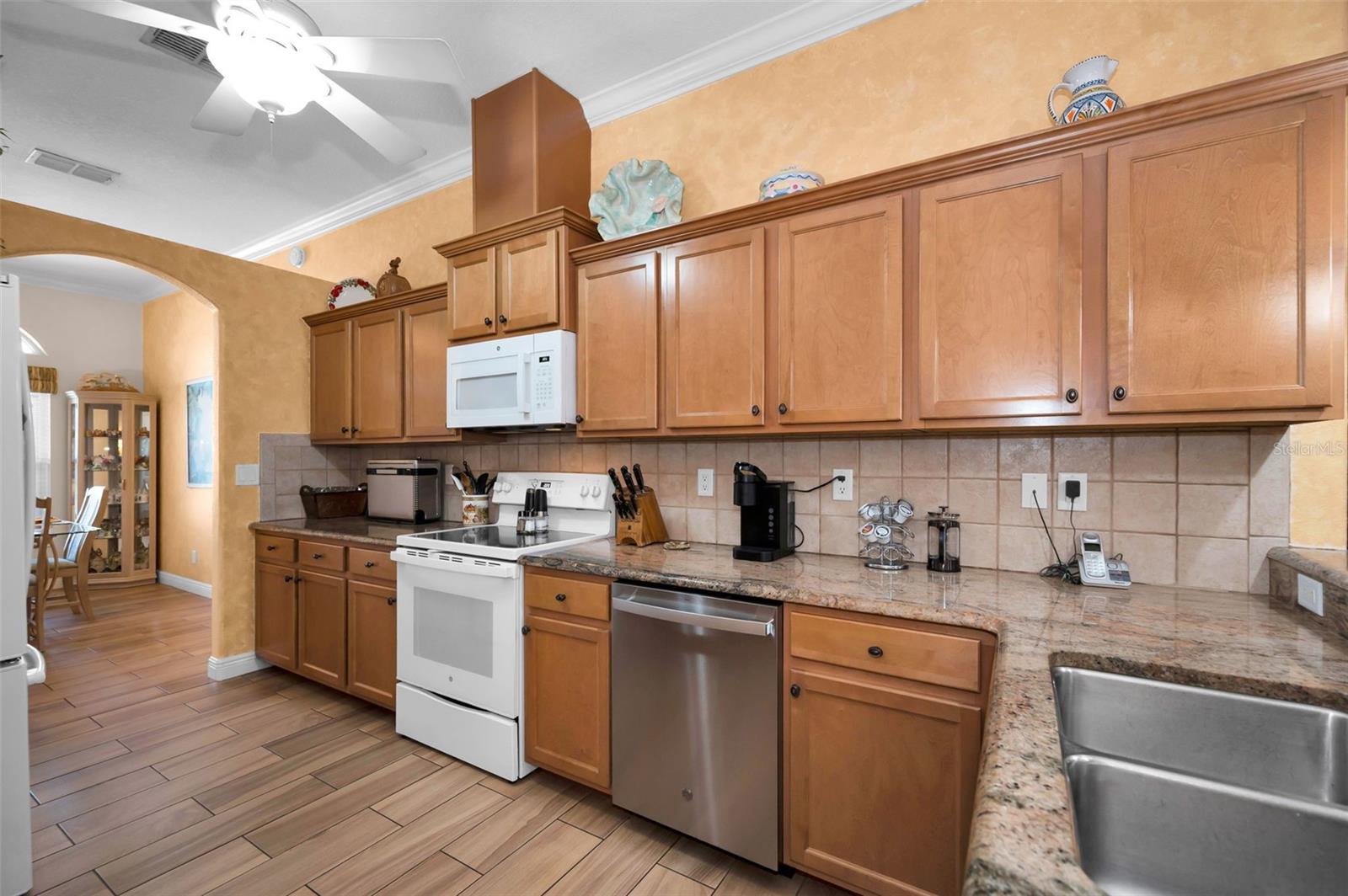 8202 WILD OAKS CIR — photo 16