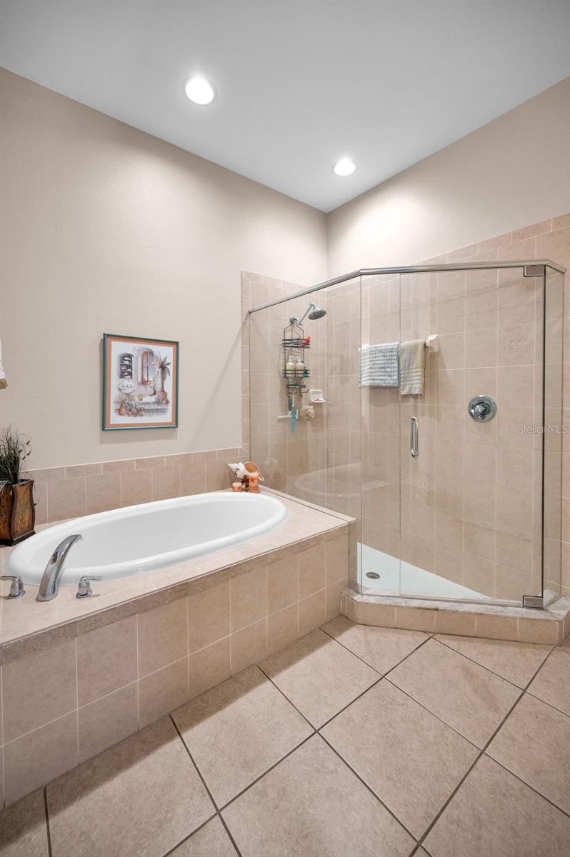 8202 WILD OAKS CIR — photo 32