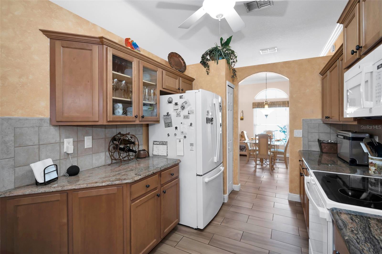 8202 WILD OAKS CIR — photo 17