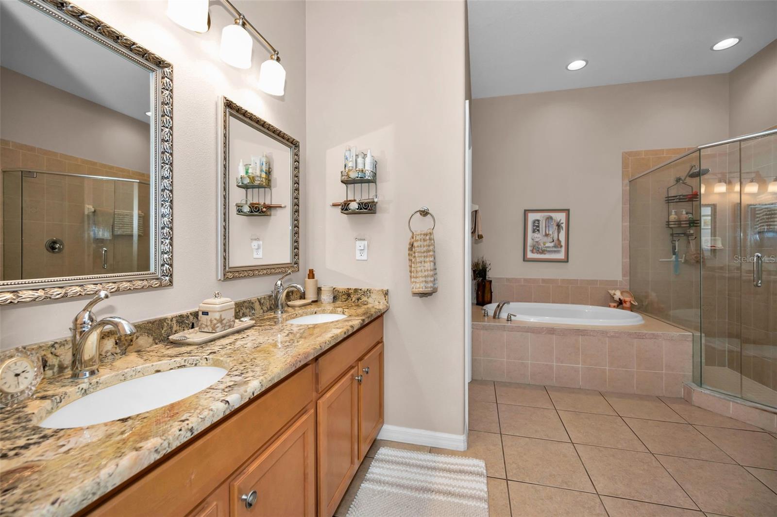8202 WILD OAKS CIR — photo 31