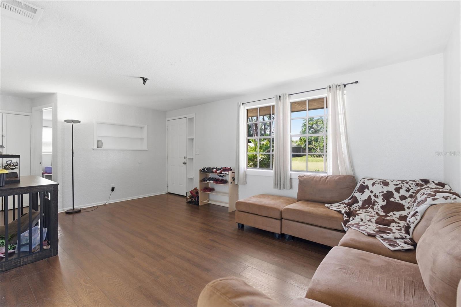 4327 BEACON SQUARE DR — photo 10