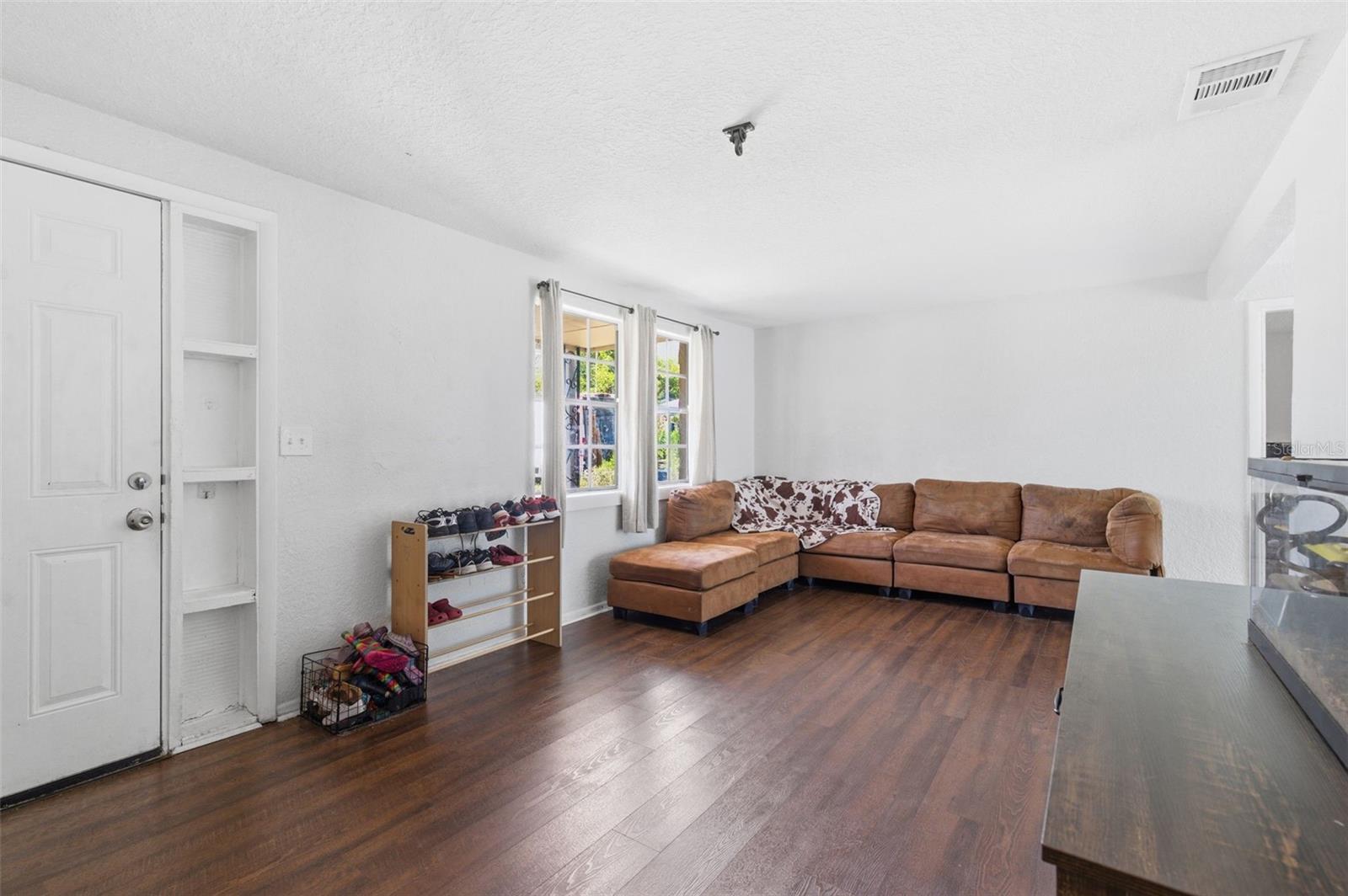 4327 BEACON SQUARE DR — photo 9