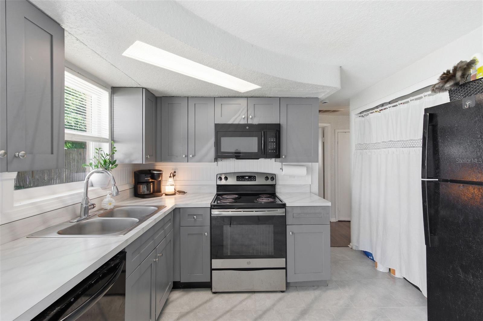 4327 BEACON SQUARE DR — photo 17