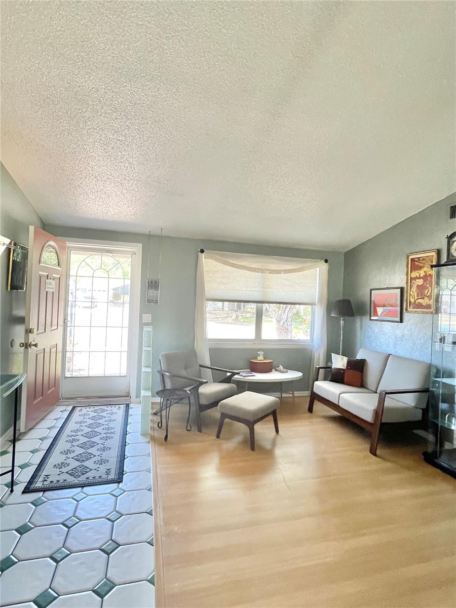 6944 LARCHMONT AVE — photo 2