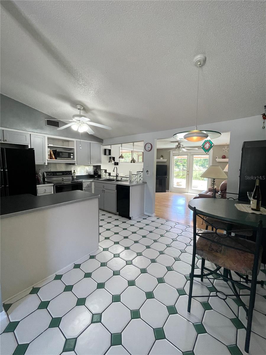 6944 LARCHMONT AVE — photo 9