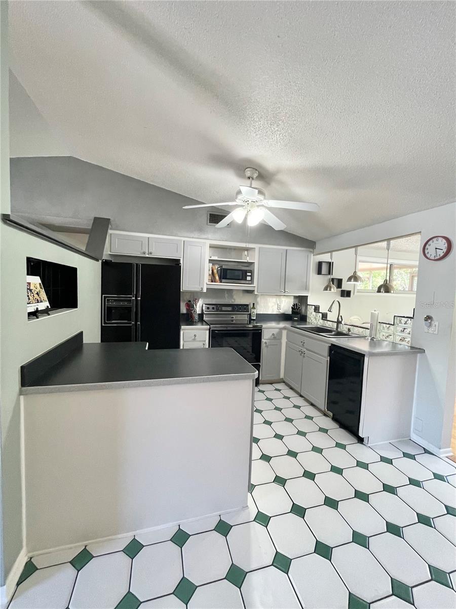 6944 LARCHMONT AVE — photo 8