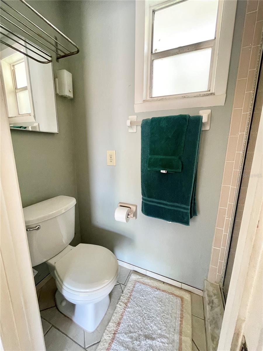6944 LARCHMONT AVE — photo 16