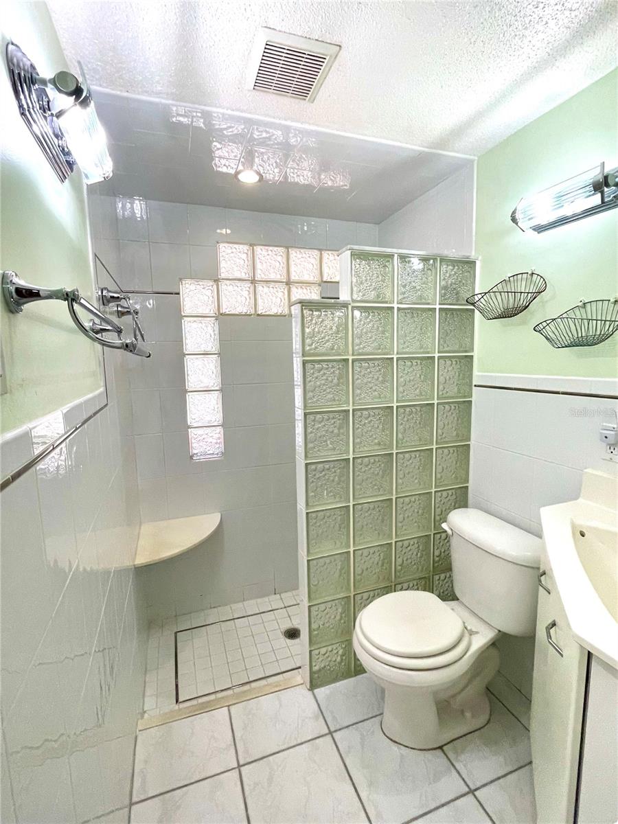 6944 LARCHMONT AVE — photo 13