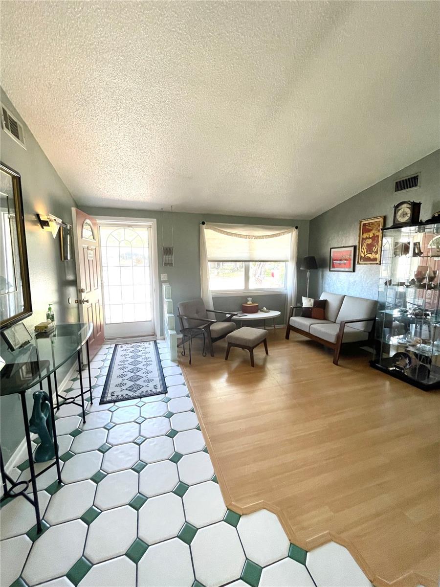 6944 LARCHMONT AVE — photo 3