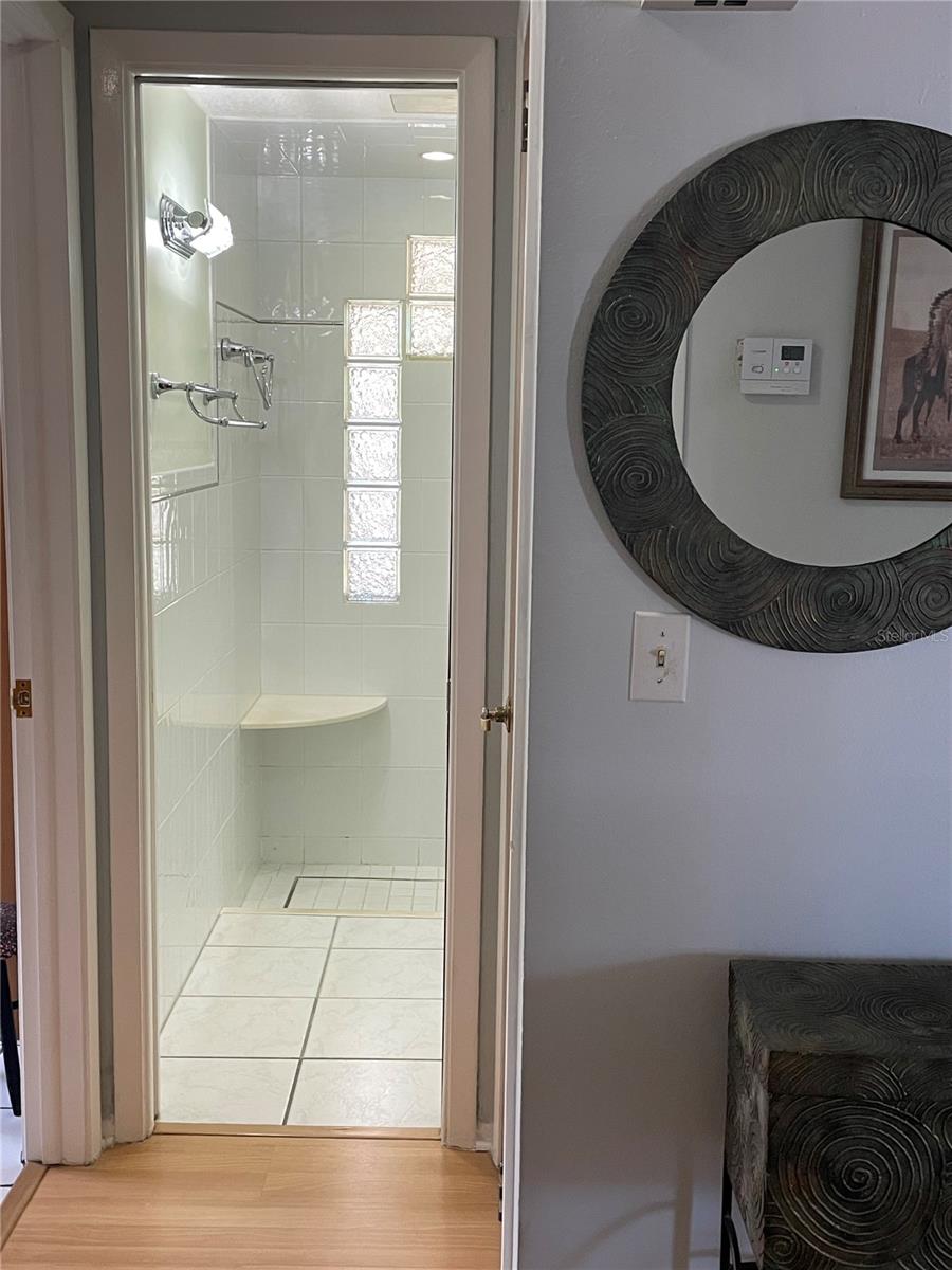 6944 LARCHMONT AVE — photo 12